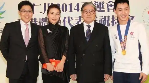 然而,在所有婚礼照片中,郭晶晶的结婚照片无疑是一颗璀璨的明星