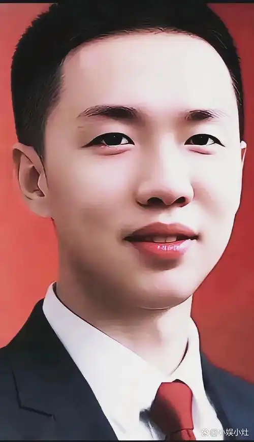 他穿着一身笔挺的西装,红色领带在身上格外亮眼,短