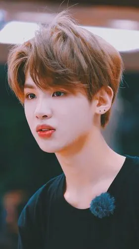 黄明昊,2002年2月19日出生于浙江温州,中国内地男歌手.