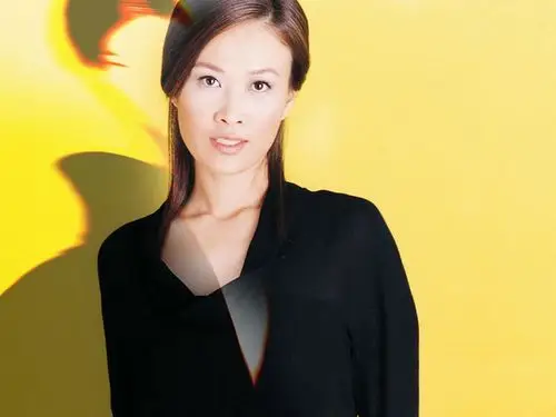 高峰于2011年与同学范春玲结婚,当大家都在说他是二婚的时候,高峰一句