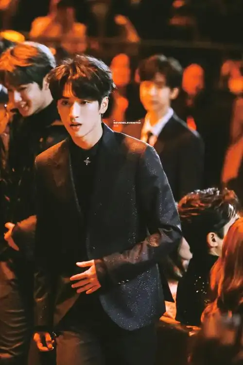 严浩翔超话@时代少年团-严浩翔78#严浩翔纯黑西装#78#与严浩翔共