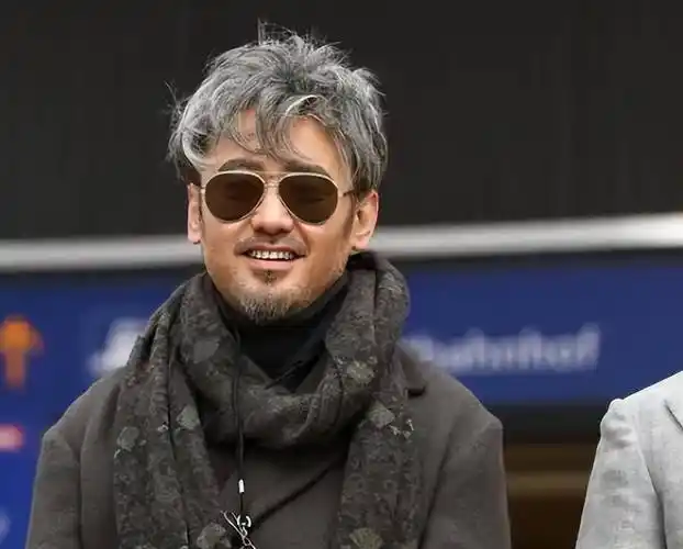 54岁大哥国外被偶遇,满头白发大腹便便,退圈四年后生活惬意