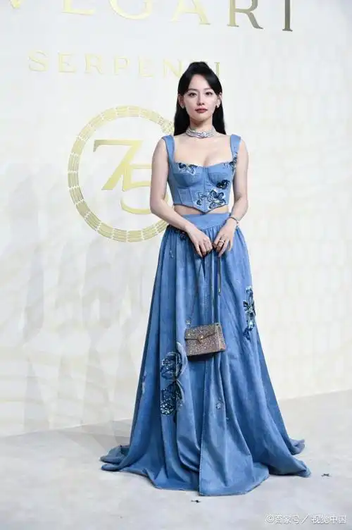 张嘉倪分体刺绣礼服造型亮相宝格丽品牌活动