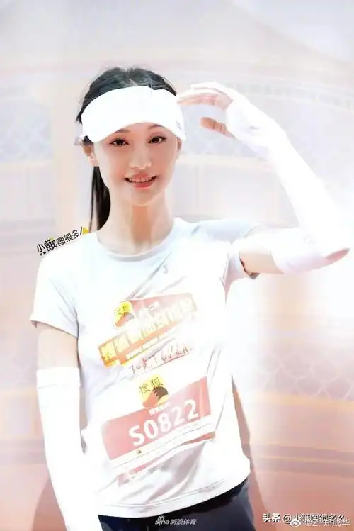 郑爽与父母一同参加马拉松 一家人温馨有爱