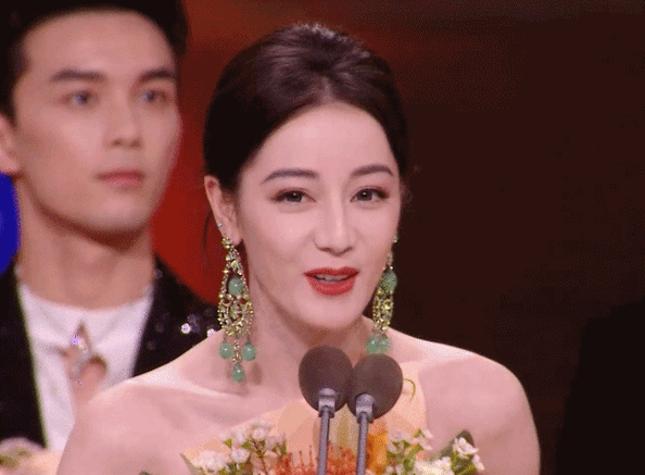 迪丽热巴吴磊同台 歌隼批圆满##吴磊等迪丽热巴一起走