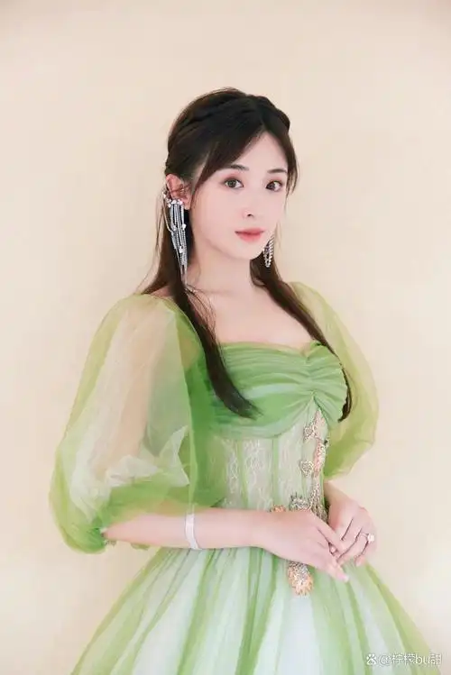 她的代表作品包括《我很张含韵》,《青春无敌》,《我不是复制品》等.