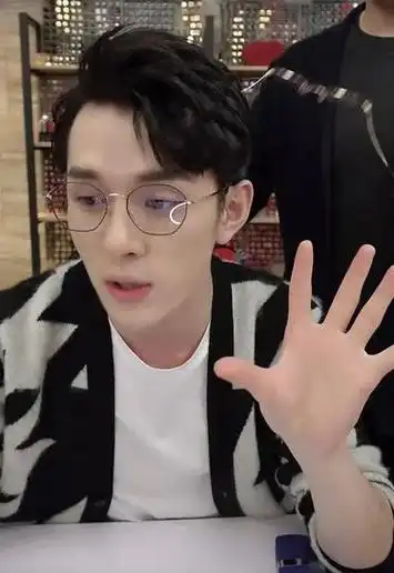 李佳琦"全中国没有,只有香港有"言论冲上热搜,罗翔的话应验了|直播|科