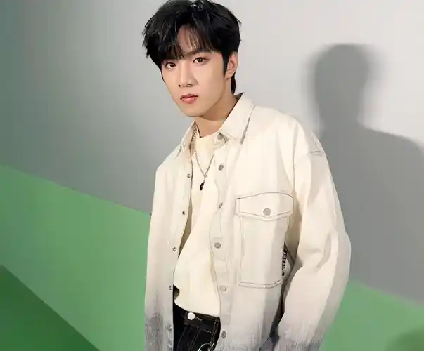 刘耀文的新造型太酷了!