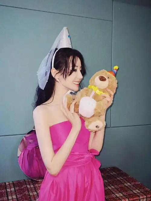 啊啊啊~好幸福,热巴私下真的是个可爱的女孩子