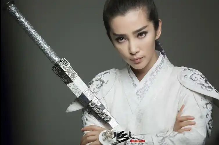 李冰冰女服女侠超酷霸气白色帅气绣花侠女古装民族服装