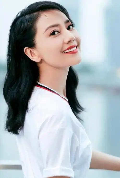 直到1997年高圆圆才被导演看中,出演了她的第一部作品《爱情麻辣烫》