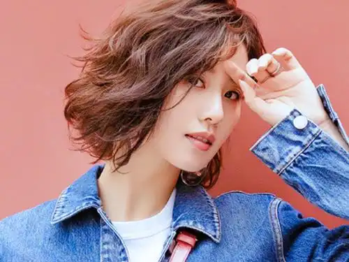 刘诗诗越来越有气质了清爽短发配一身牛仔衣美成初恋女神