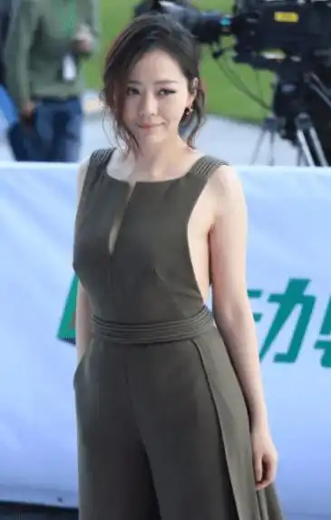 张靓颖放开后好有女人味,真空穿背带连体裤,侧身设计太大胆_造型_小