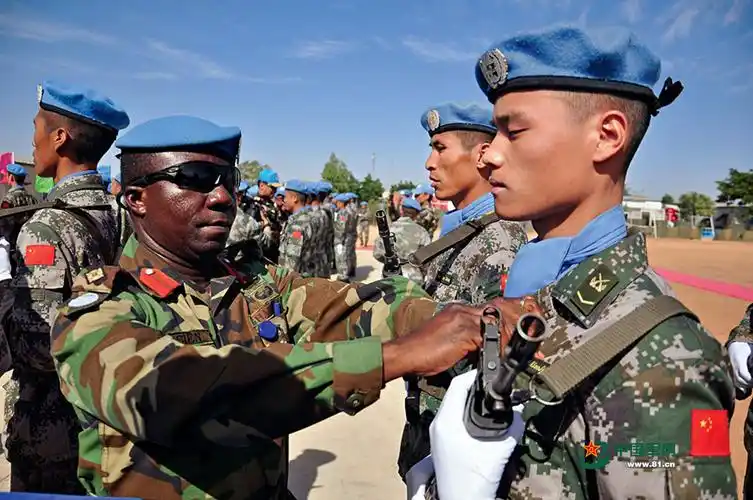 维和勇士佩戴荣誉勋章 - 中国军网