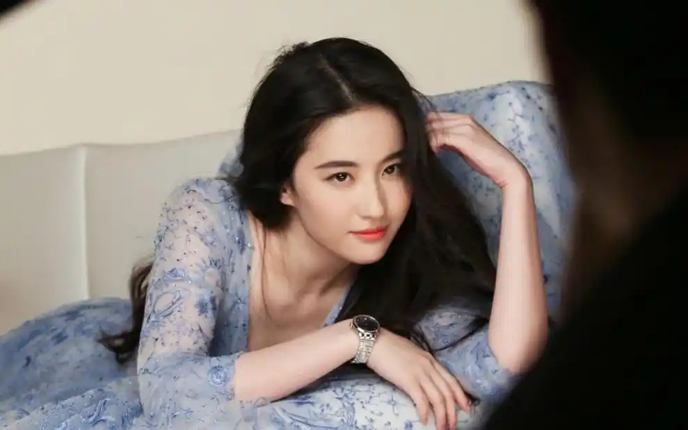 在泰国的行程中,刘亦菲不仅参加了品牌活动,还拍摄了一组杂志大片.