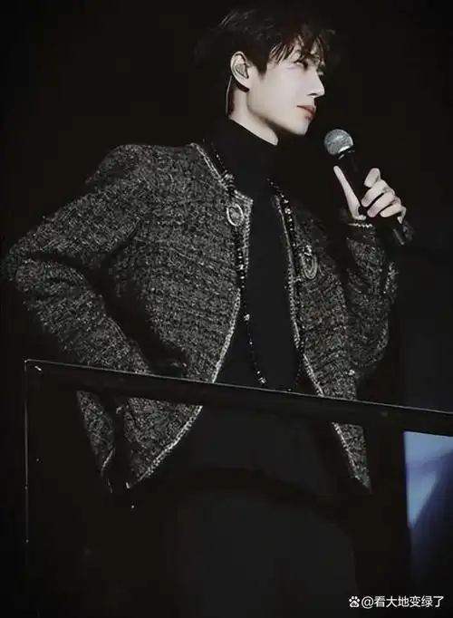 王一博再次解说新身份,26岁履历惊人!他的人生比爽文男主还精