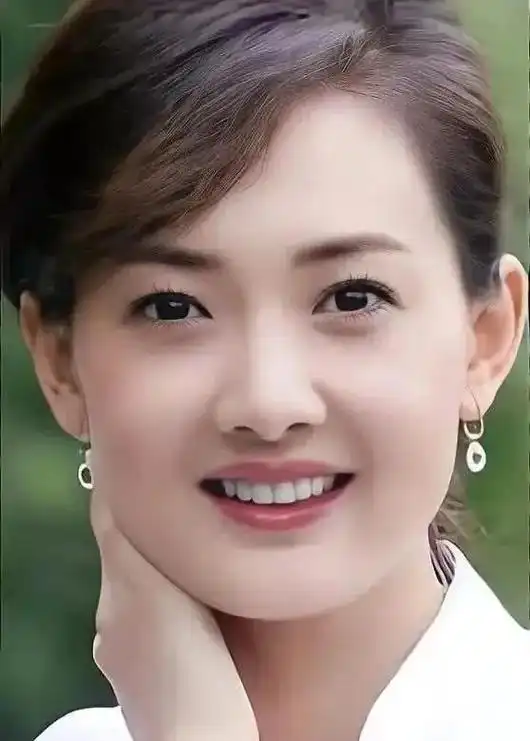 牛莉,中国演员,出生于军人家庭,毕业于解放军艺术学院.曾是花 - 抖音