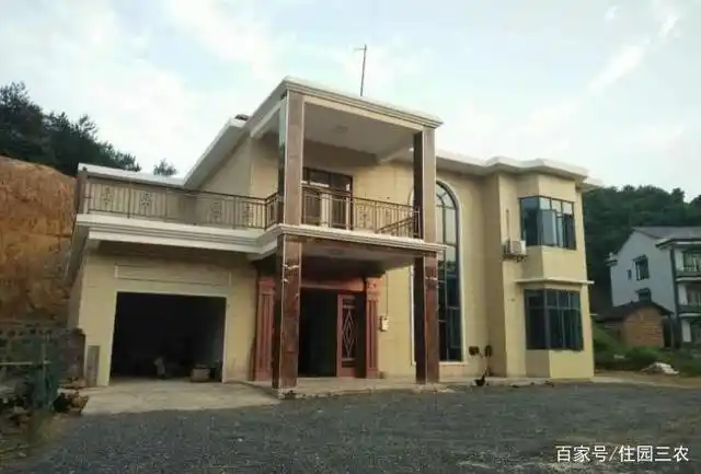 农村自建二层平房,面宽12米6室1厅,加装了个门头后让人眼前一亮