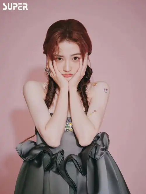 徐璐自带色彩花臂大片