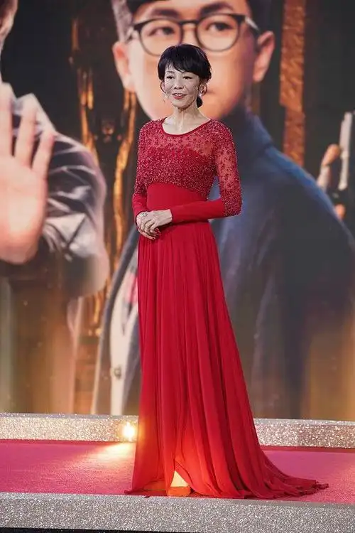 郑裕玲变化很大,虽然肌肤很嫩,但穿简约的服装能看出真实年纪|礼服