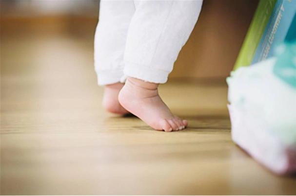 有些家长总觉得孩子光着脚丫会着凉,但其实只要温度和环境条件适宜
