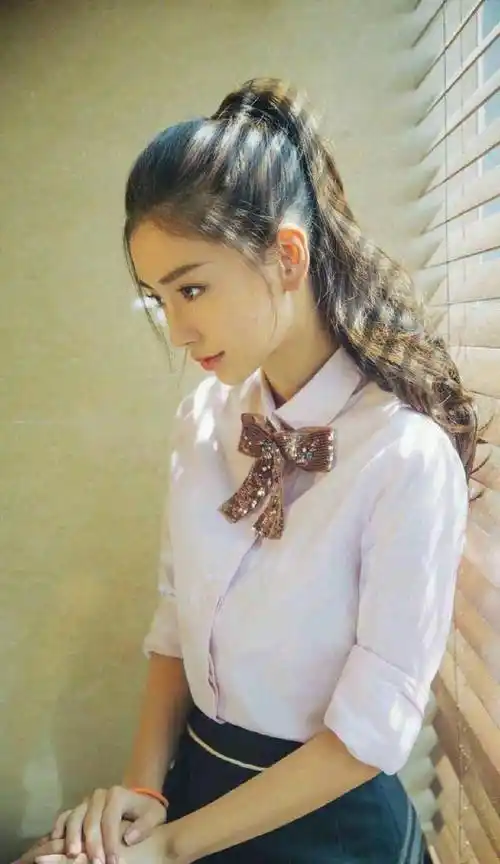 即使存在误差angelababy的真实身高也就1米59米左右.