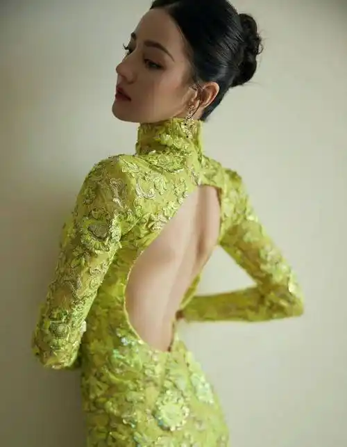 原创出场即惊艳迪丽热巴露背旗袍窈窕身段好娇美气场超飒生图出圈