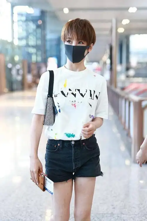 谢楠印花白t深灰牛仔短裤穿搭清爽元气满满