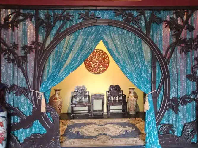 走着走着,来到了咱们皇后娘娘的寝宫