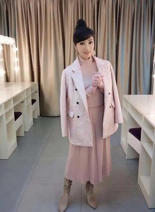 米雪都要成精了65岁的年纪25岁的脸穿液体裙藏着女友身材