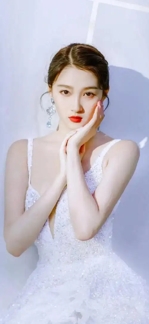 24岁关晓彤容颜耐看身材有料邻家女孩变性感女神了