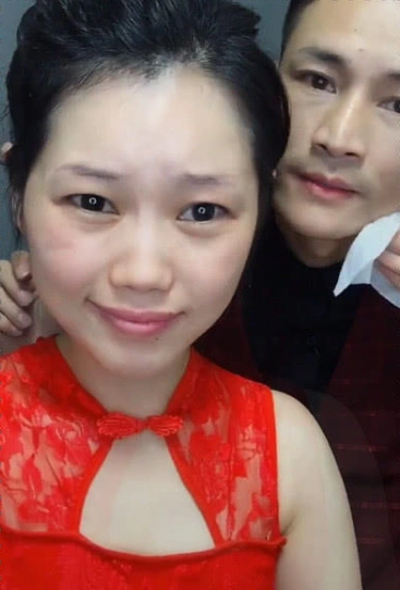 新婚夫妻睡前卸妆,却彼此嫌弃,看到素颜,网友:你们挺配的!