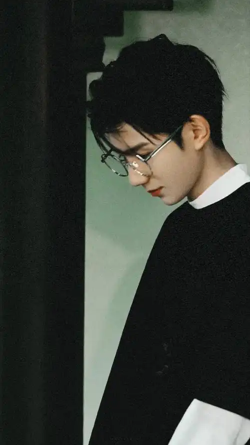 王源广州抢票##王源演唱会抢票最高峰突破260万人#    戴眼镜的栽圆