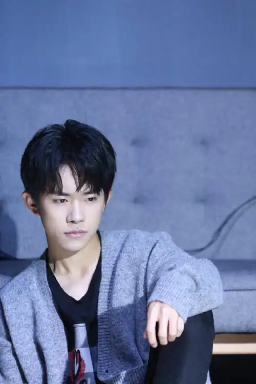 易烊千玺超话#易烊千玺无法逃跑#帅酷帅90