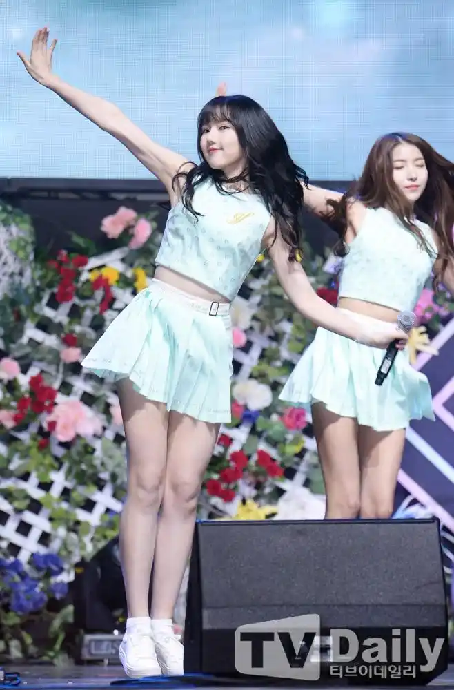 韩国女团gfriend穿靓丽短裙发新专辑 性感甜美身材妖娆(2)