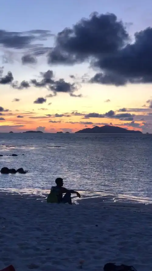 你会想和谁一起,坐在沙滩看海@{uid:1502349662339070,nick:经