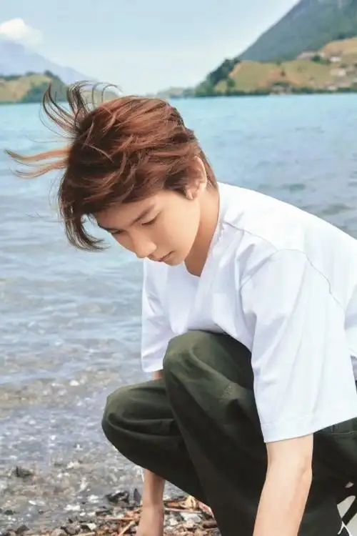 清爽穿搭帅气值拉满～扔石子打水漂太可爱了#王源立夏营业照