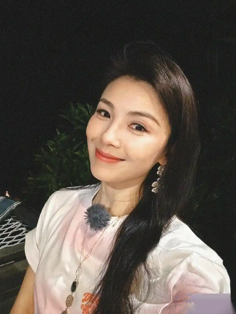 看这组《花儿与少年》的旅游照,刘涛看起来比同龄人年轻多了