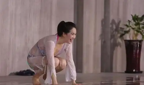 氧气美女左小青身材太绝看见她穿泳衣的样子心都跟着颤了