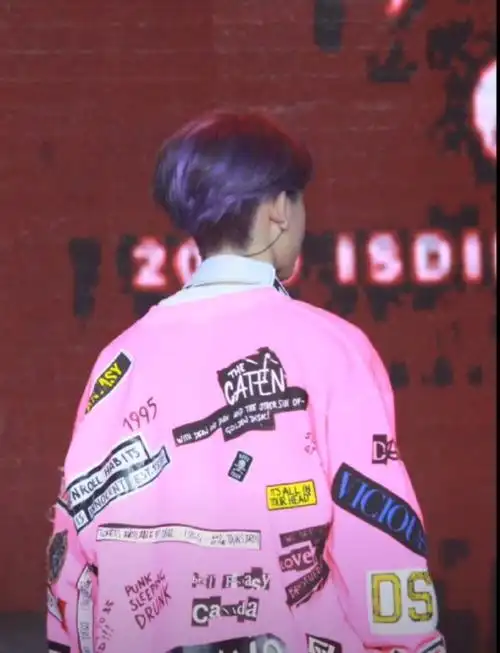 小鬼王琳凯超话#小鬼摇滚新歌#" 王琳凯的背影永远让人充满安全感"