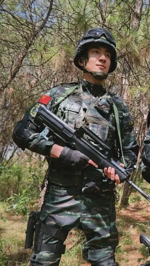 最帅寸头制服"兵哥哥"?黄景瑜杨洋肌肉撑爆军装,控不?