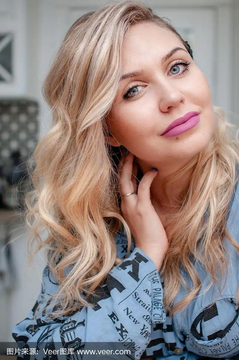 金色头发,女孩,注视镜头,蓝色眼睛,长发