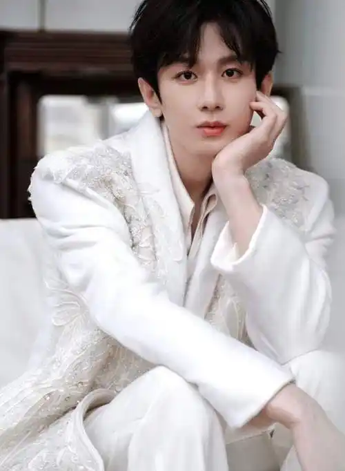 刘宇宁魅力十足,他是公认鼠系神颜帅哥_图片_白敬亭_来源