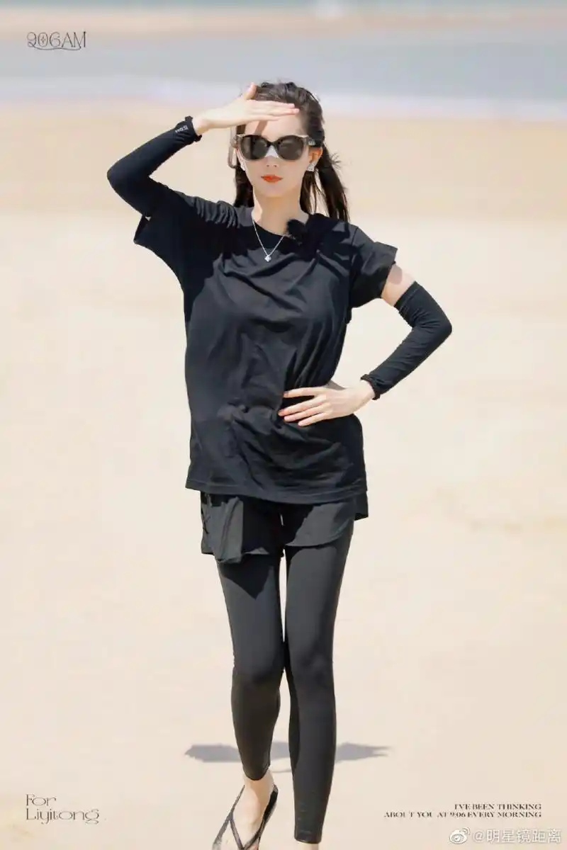 李一桐 沙滩人字拖