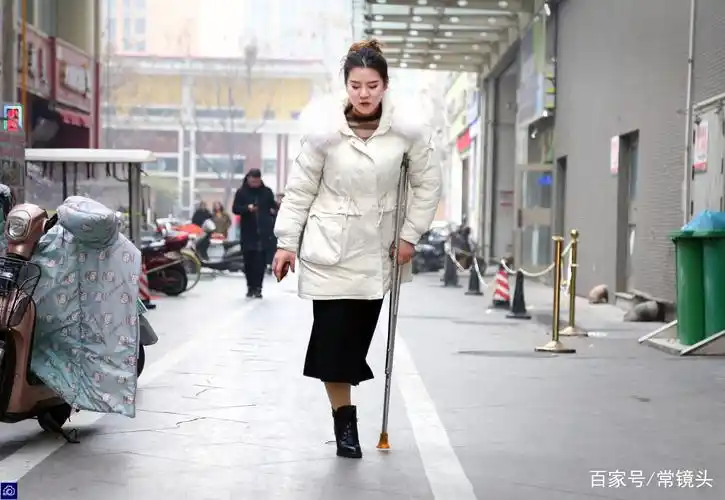 独腿女孩事业成功后披着婚纱盼姻缘,想找比自己大8岁以上的男友