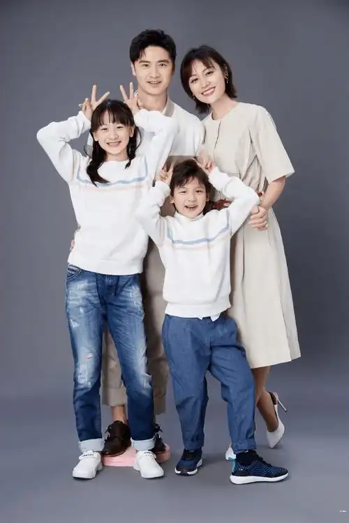 人看到他们一家四口的造型,也忍不住想带着孩子穿亲子装,拍亲子照了吧