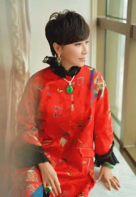 59岁刘嘉玲晒新年照惹争议穿艳桃红被指俗不可耐与年龄不协调