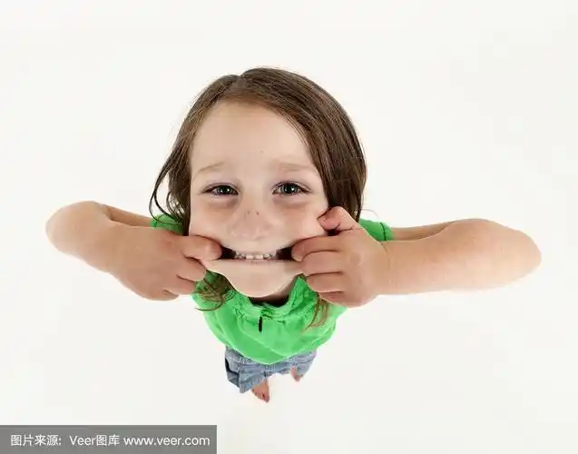 小女孩做鬼脸