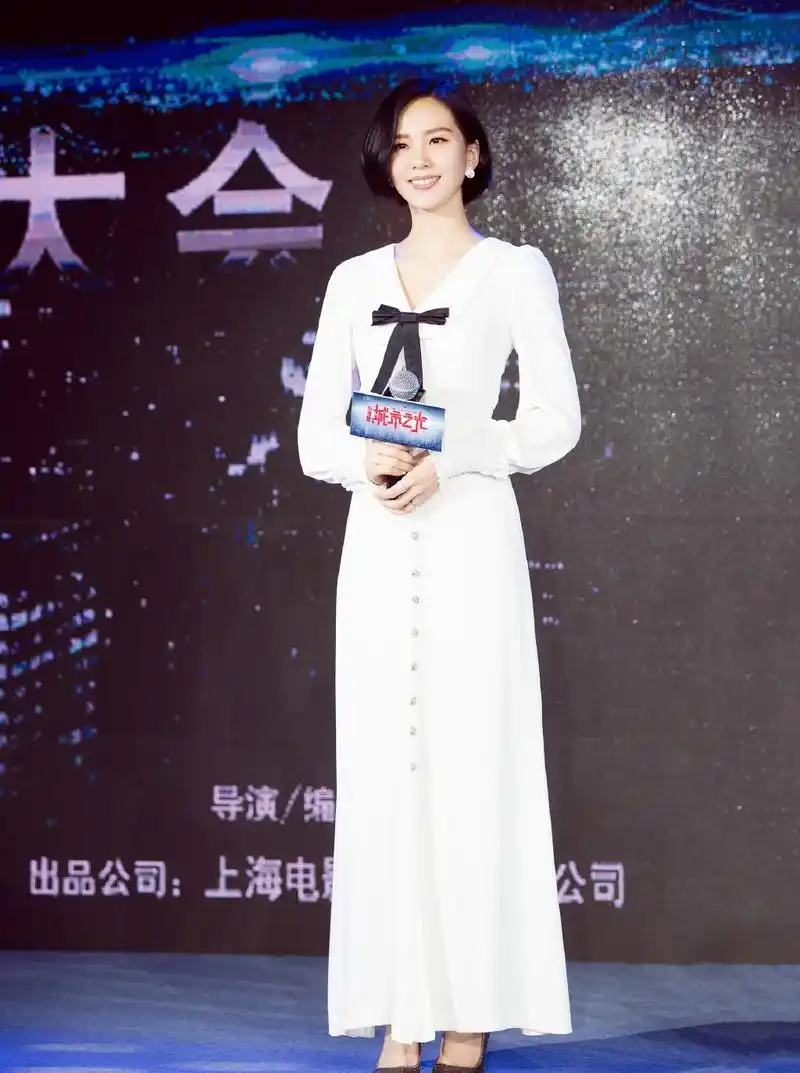 刘诗诗又秀"天鹅颈",穿白色花朵鱼尾裙,配丸子头美得优雅高贵