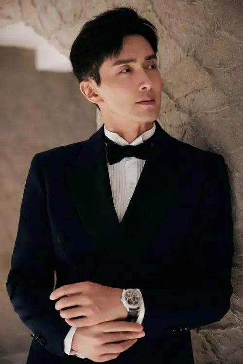 高伟光把西装长裤穿成七分裤##高伟光深色西装大片